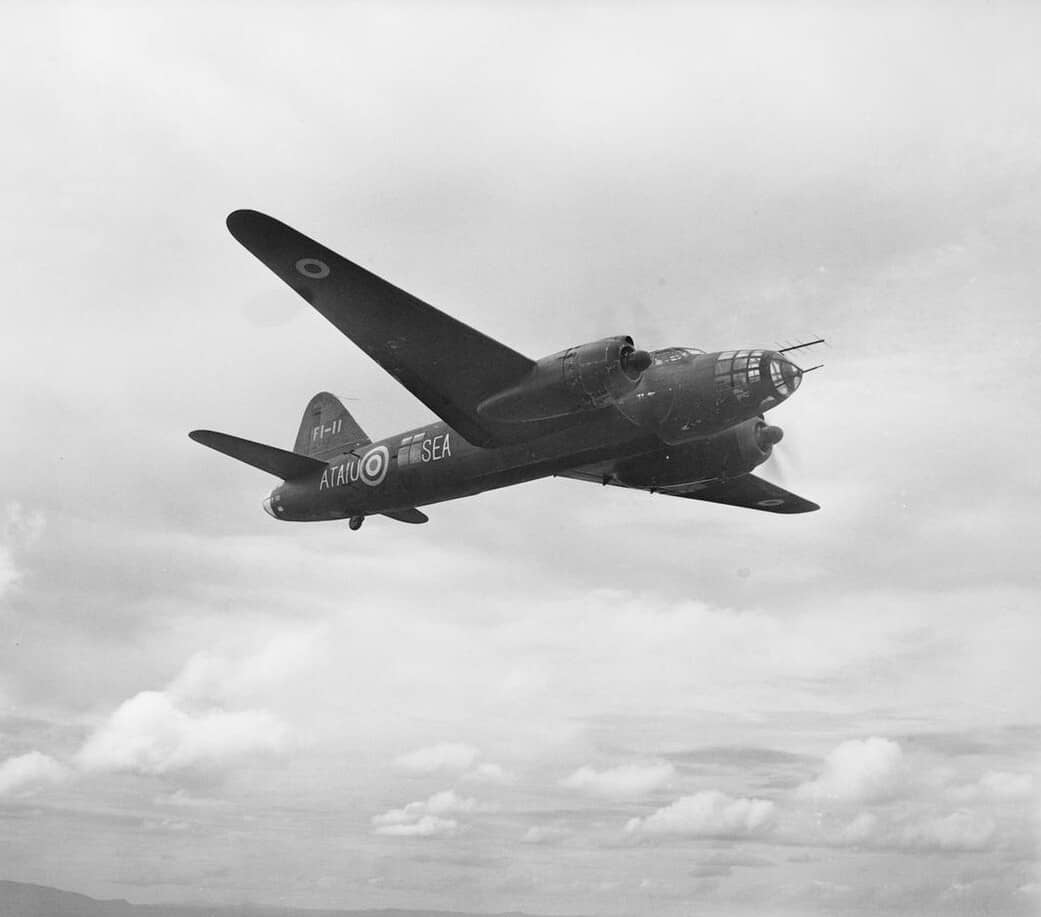 一架被英国皇家空军缴获的一式陆攻24型丙(G4M2a Model 24c)在马来亚上空飞行。
