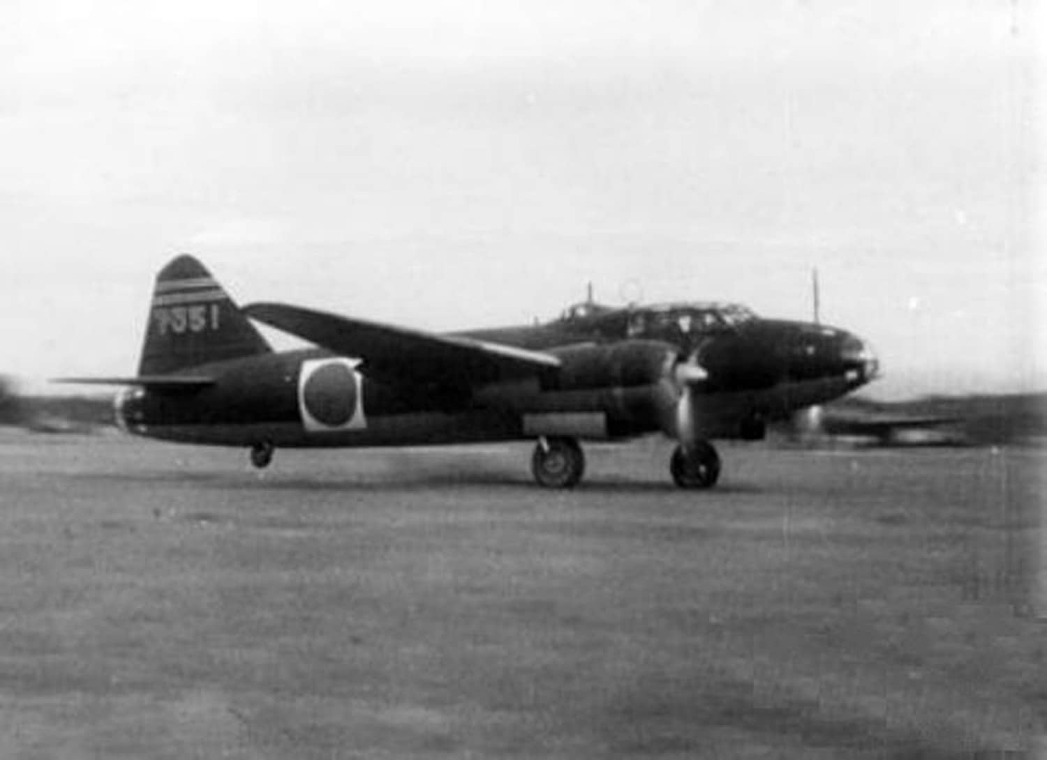 1942年,一架一式陆攻正从拉包尔机场跑道起飞,前往执行对太平洋岛礁的远程轰炸与反舰任务。