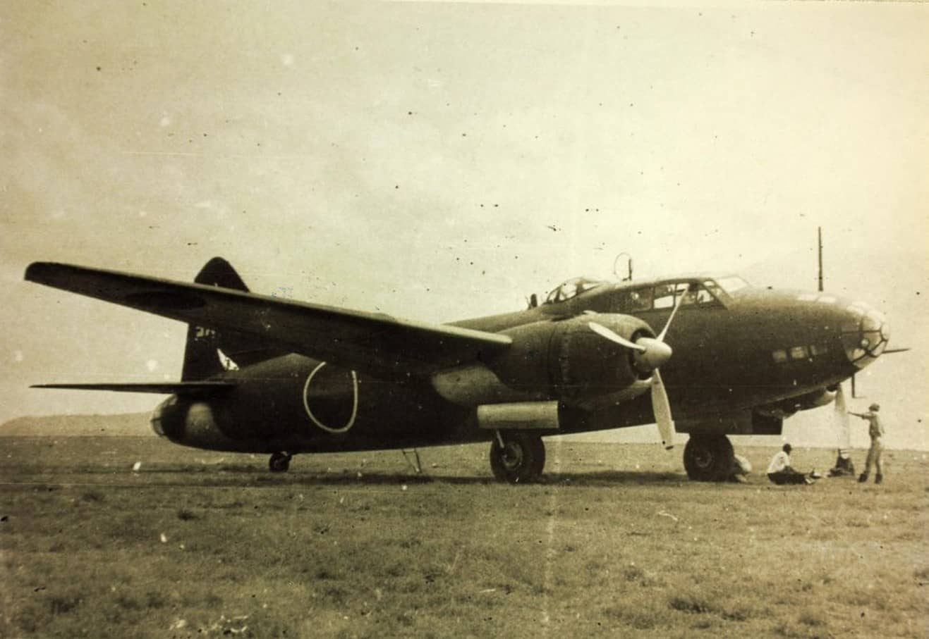 停放在野战机场的三菱一式陆攻22型(G4M2 Model 22),其是日本帝国海军发展的主力陆基轰炸机。(图源:圣地亚哥航空航天博物馆档案)