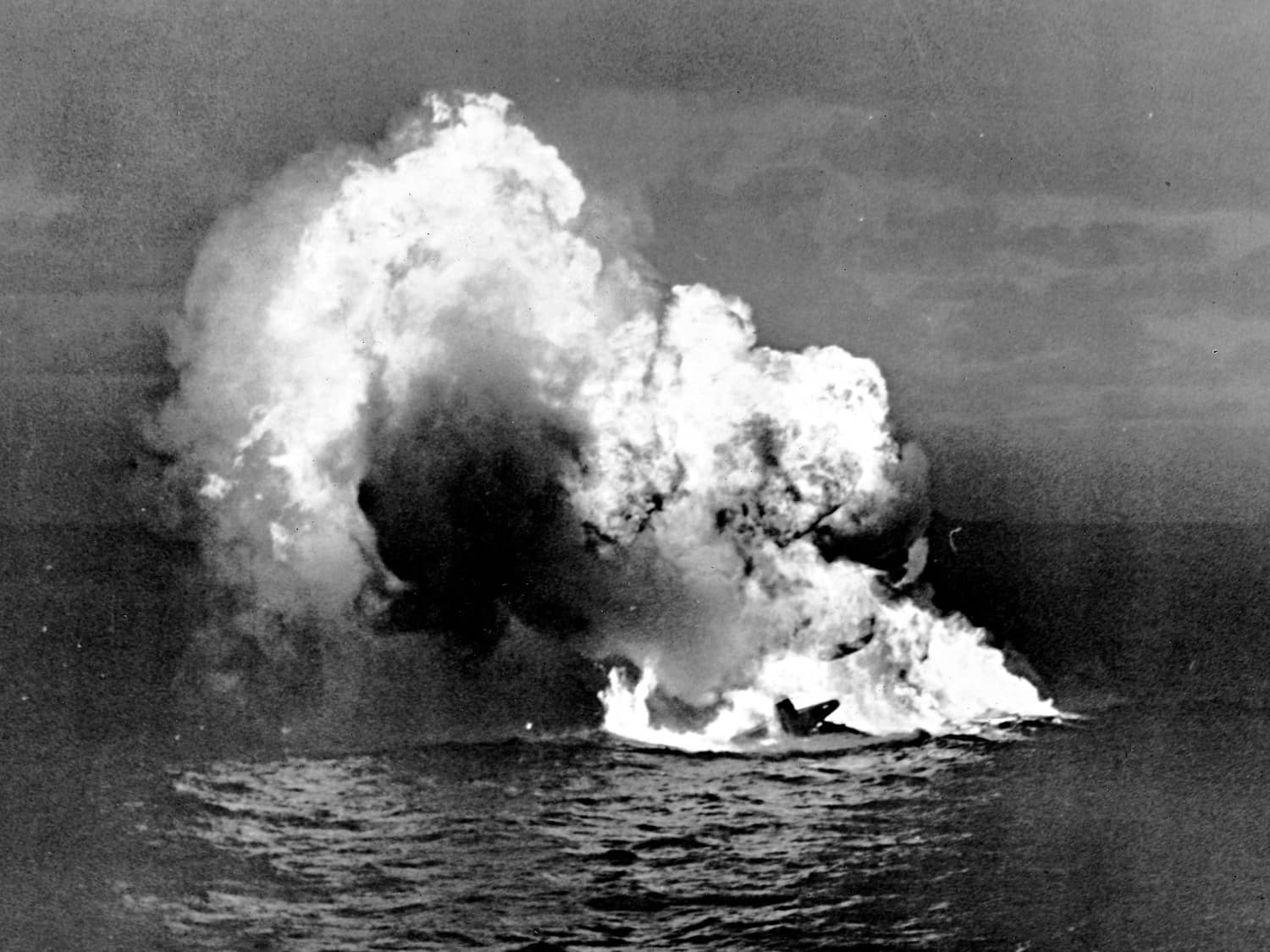 1944年,被美军舰载机击落的一式陆攻拖着烈焰坠向海面,生动体现了该机缺乏自封油箱、极易起火的致命弱点。这副照片便是其「空中打火机」称号的最佳写照。