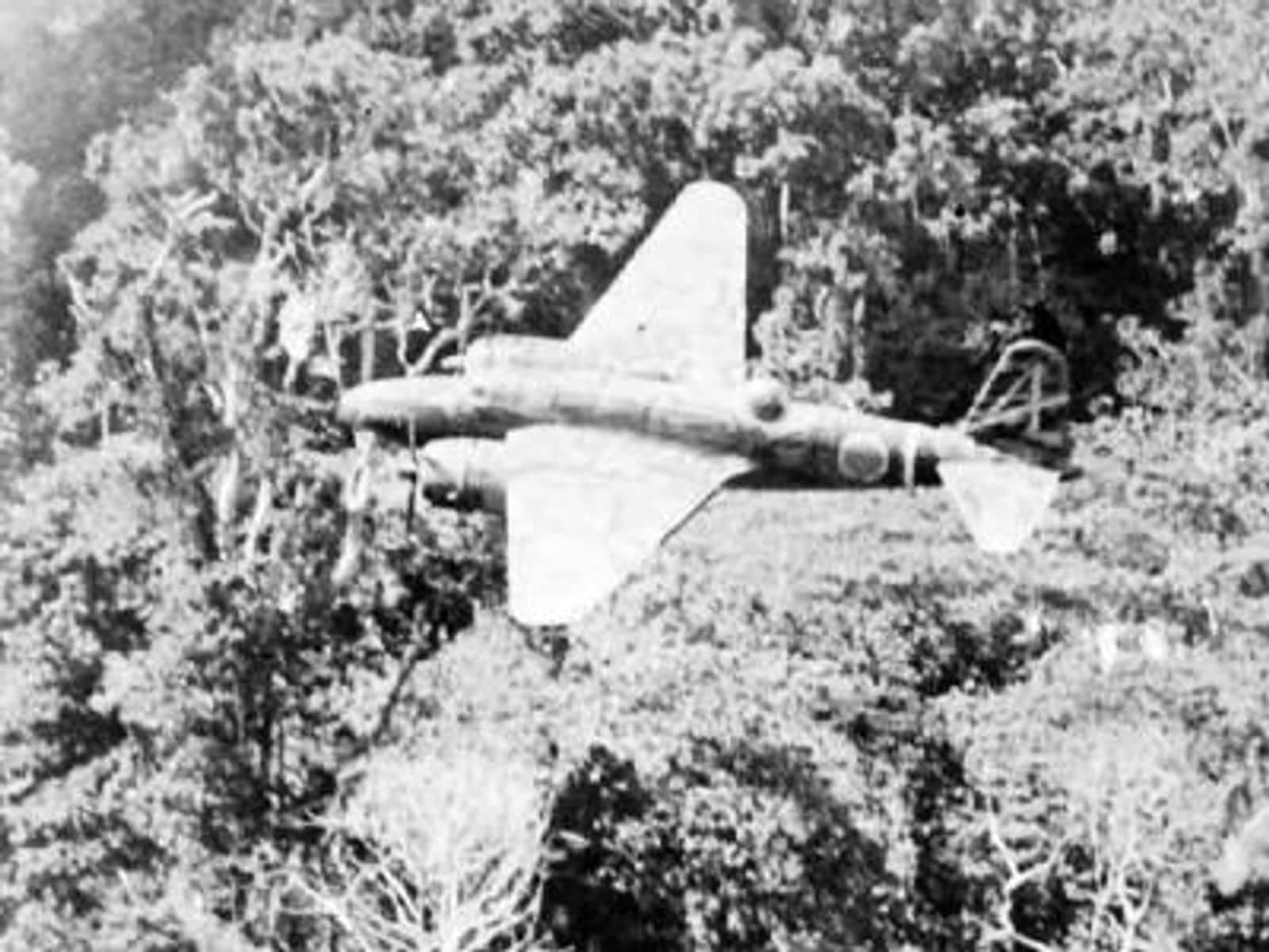 第14战队所属九七式重爆击机(Ki-21)飞越丛林上空,多见于太平洋战场对地面目标的轰炸任务。