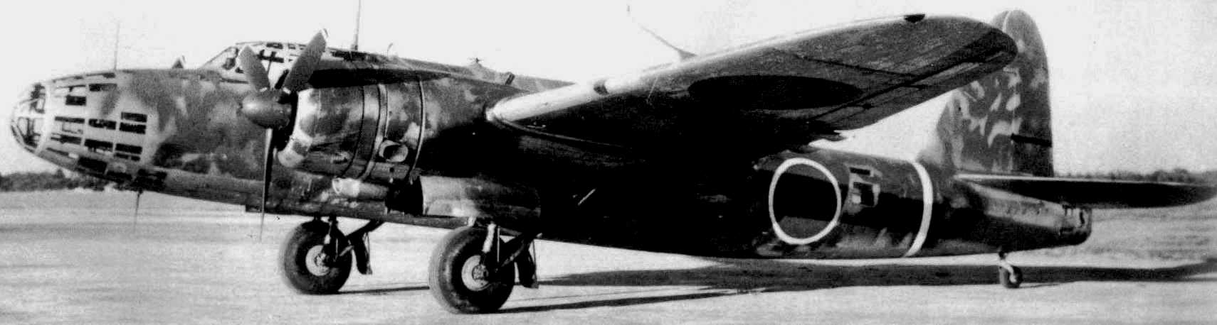 地面停放的百式重爆击机「吞龙」(Ki-49)。