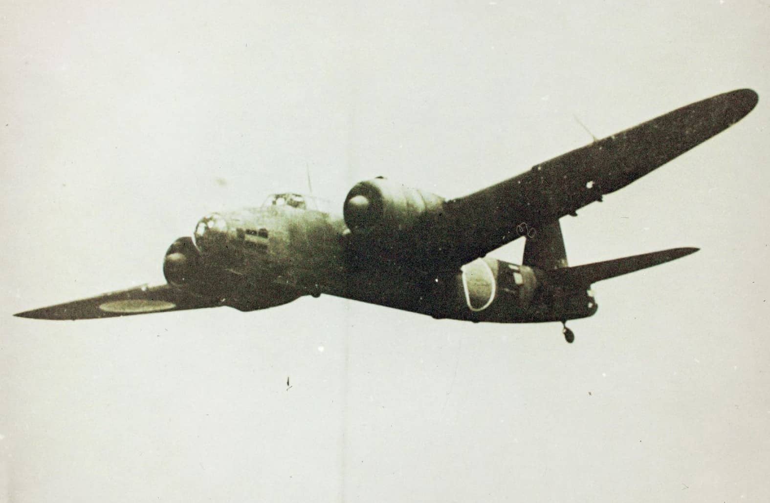 飞行中的百式重爆击机「吞龙」(Ki-49)。