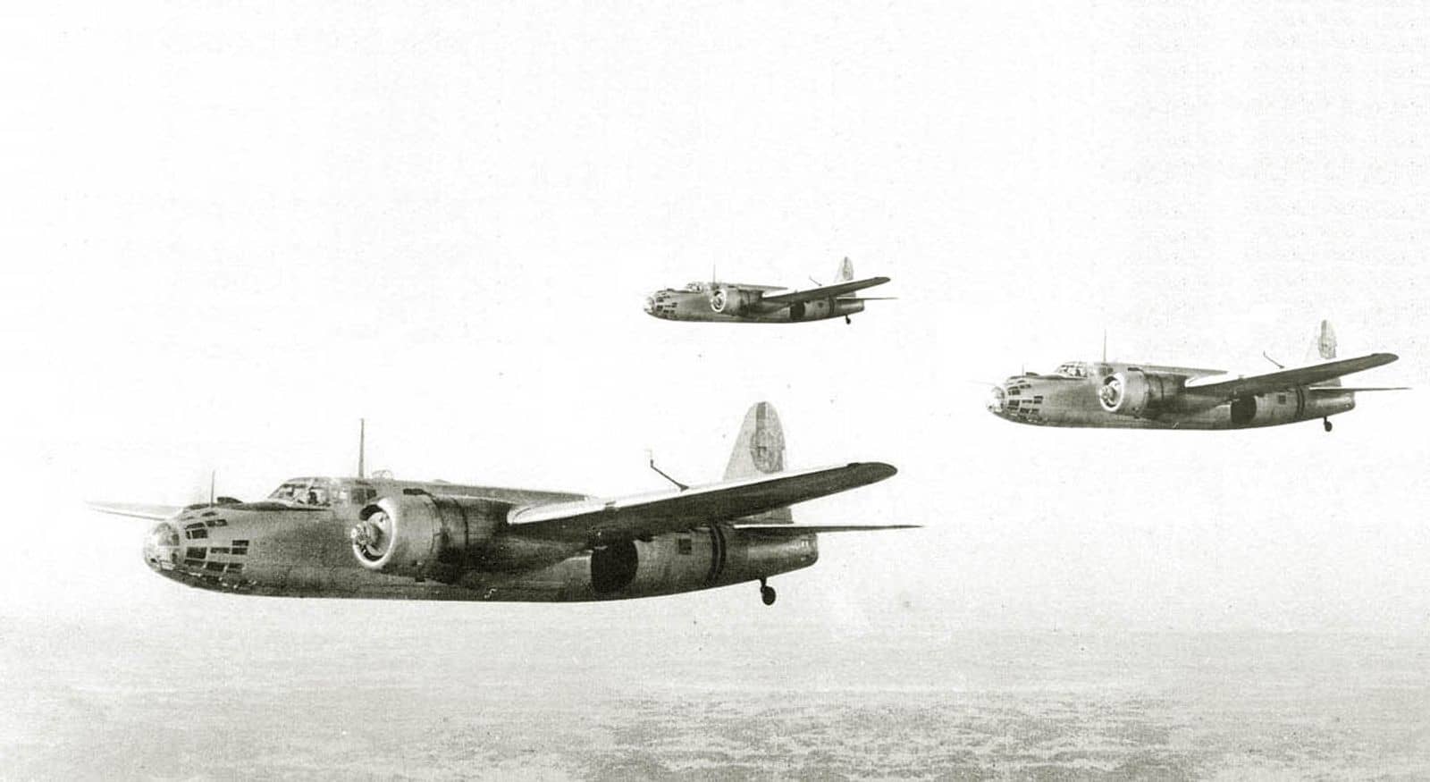 编队飞行的百式重爆击机「吞龙」(Ki-49),可以看到其机背炮塔与后机身的重防护布局。
