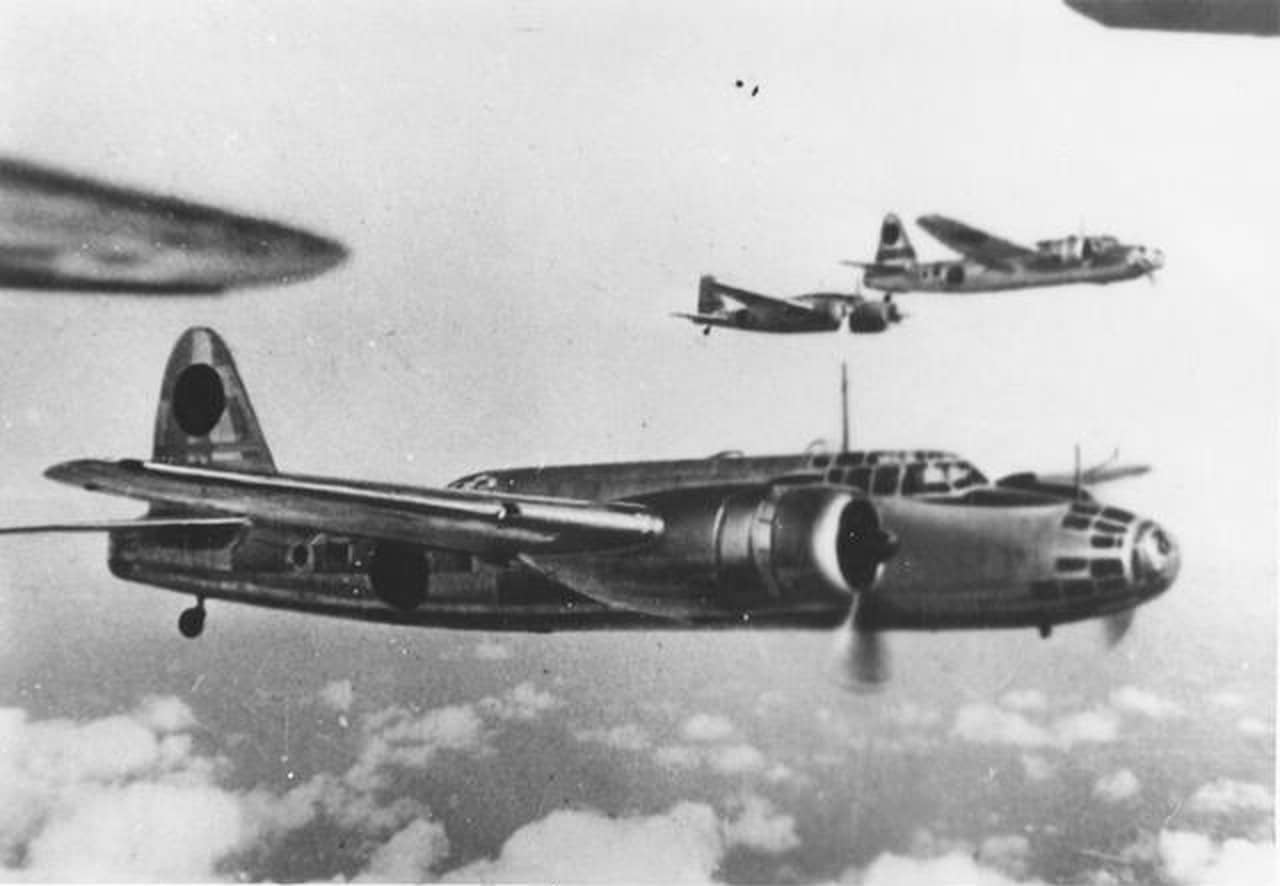 在南太平洋海域上编队飞行的中岛百式重爆击机「吞龙」(Ki-49)。
