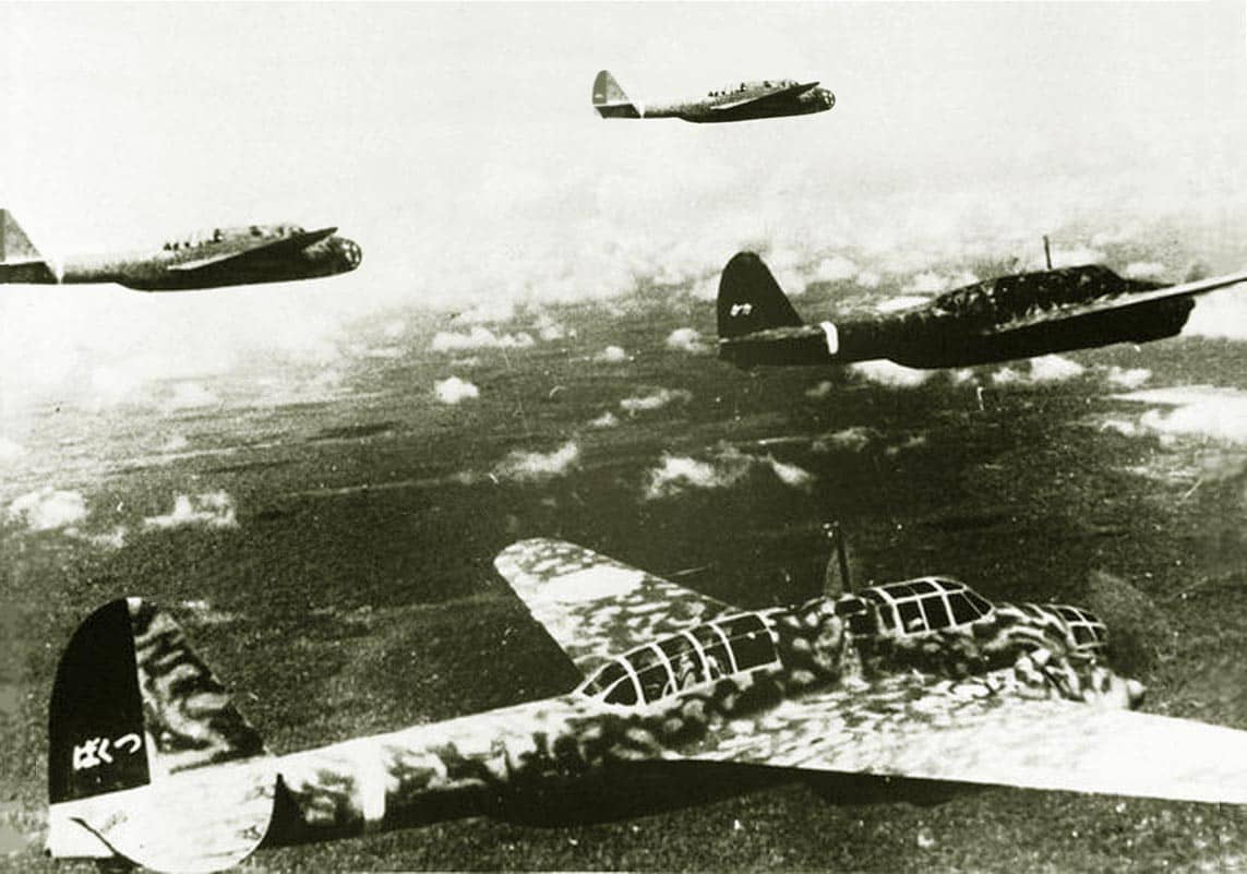 1943年,编队飞行的第75飞行战队所属九九式双发轻爆击机(Ki-48)。