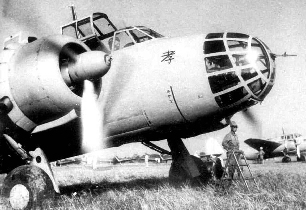 准备起飞的日军航空兵九九式双发轻爆击机(Ki-48)。根据其机身标识,这很可能是一架隶属鉾田陆军飞行学校(前身为滨松陆军飞行学校鉾田分教所)的九九式双发轻爆一型(Ki-48-I)。