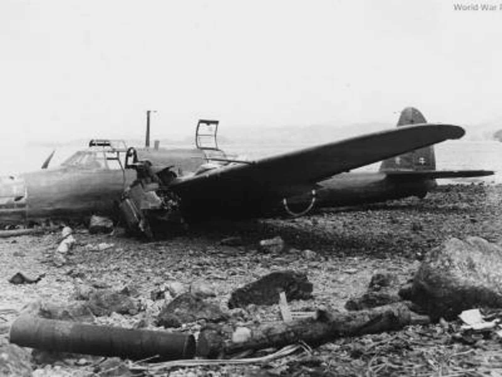 1945年,一架损毁于冲绳机场的九九式双发轻爆击机(Ki-48)。战争末期幸存机体多被改装为「神风」特攻机。