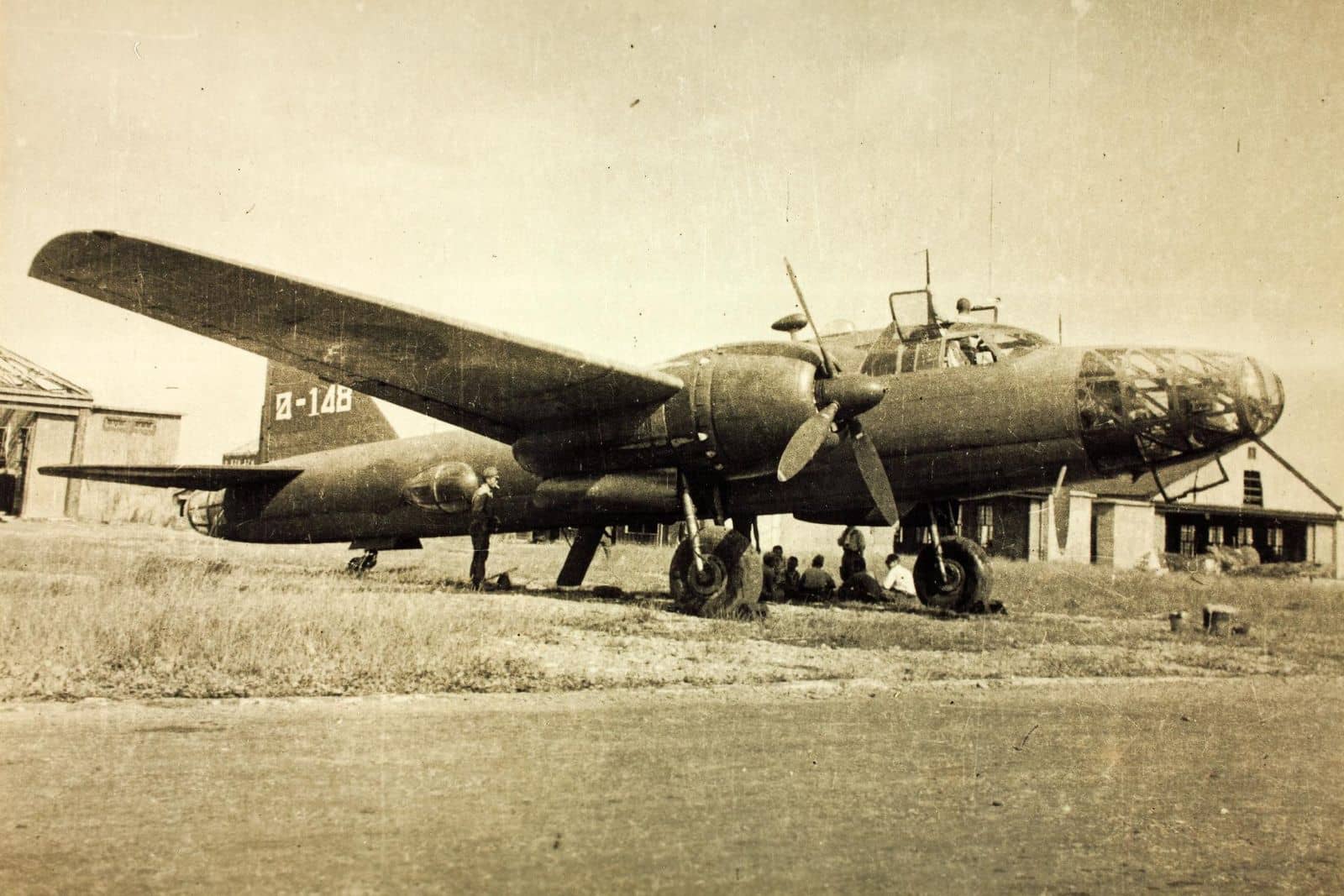 隶属于飞行第74战队第1中队的四式重爆击机(Ki-67)。其垂直尾翼上绘有部队徽标,图案由代表战队番号的数字「7」和「4」组合而成,其垂尾编号为「74-148」。