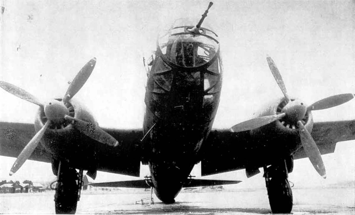 正面拍摄的四式重爆击机「飞龙」(Ki-67),可以较为清楚地看到其双发中单翼布局以及机头座舱机枪。
