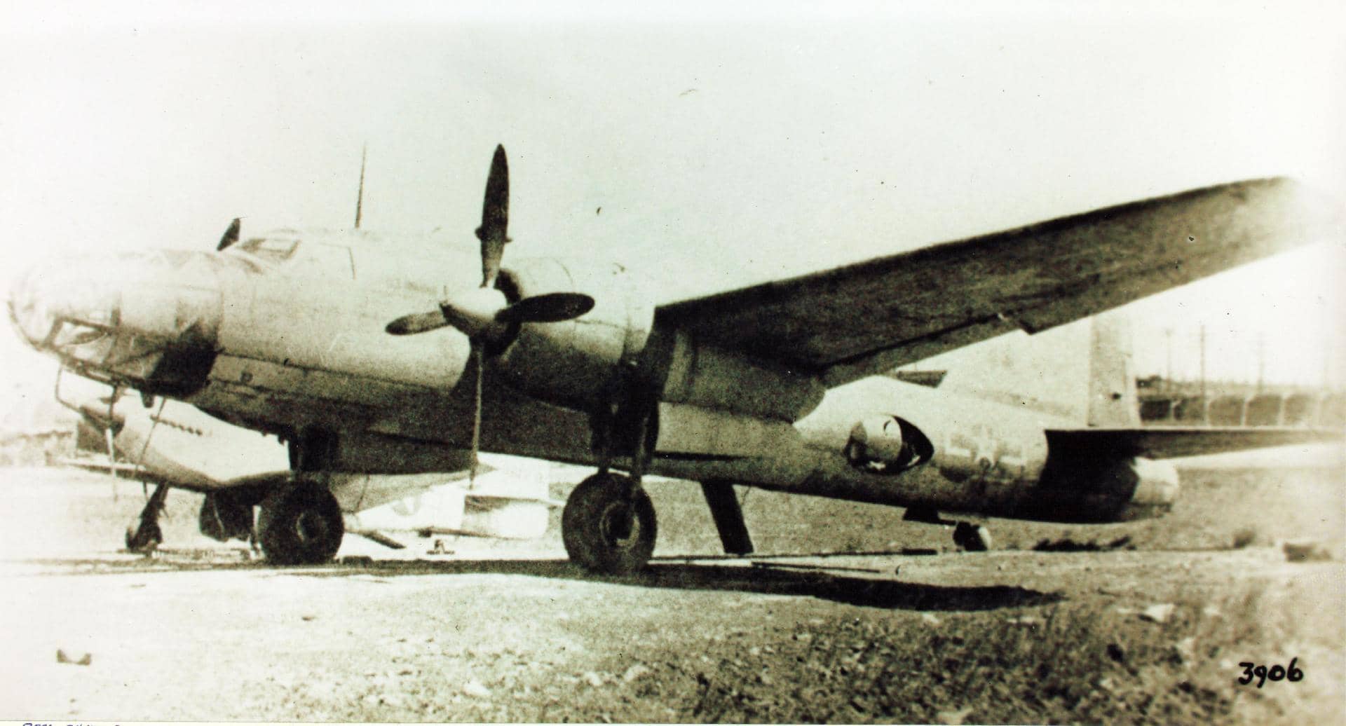 战后,被美军接收并涂有美军国籍标识的四式重爆一型(Ki-67-I),其侧为美国陆军航空队的P-51战斗机。。