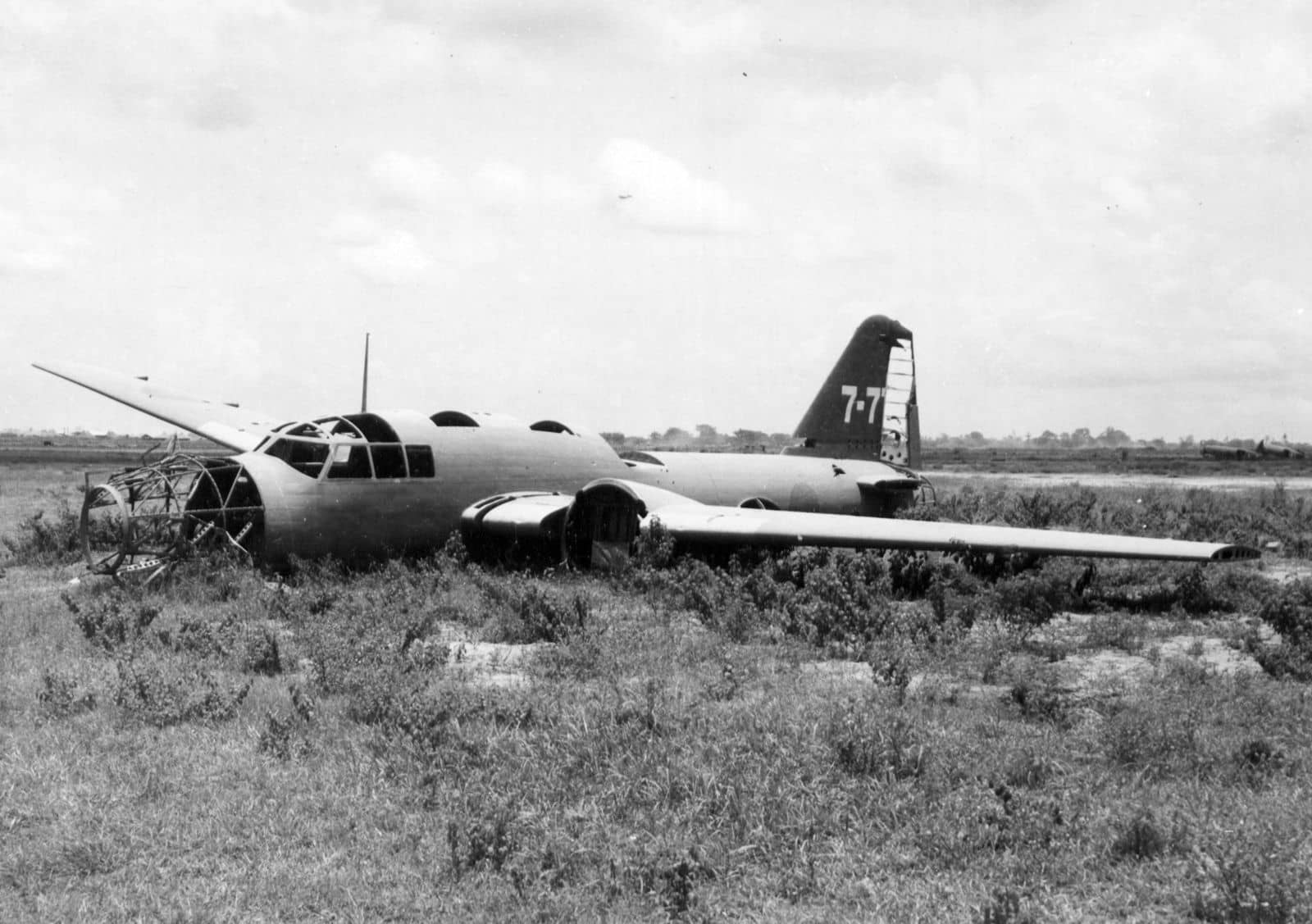 1945年,损毁于菲律宾克拉克机场的一架四式重爆「飞龙」(Ki-67)。战争末期多架该机被改装为特攻机。