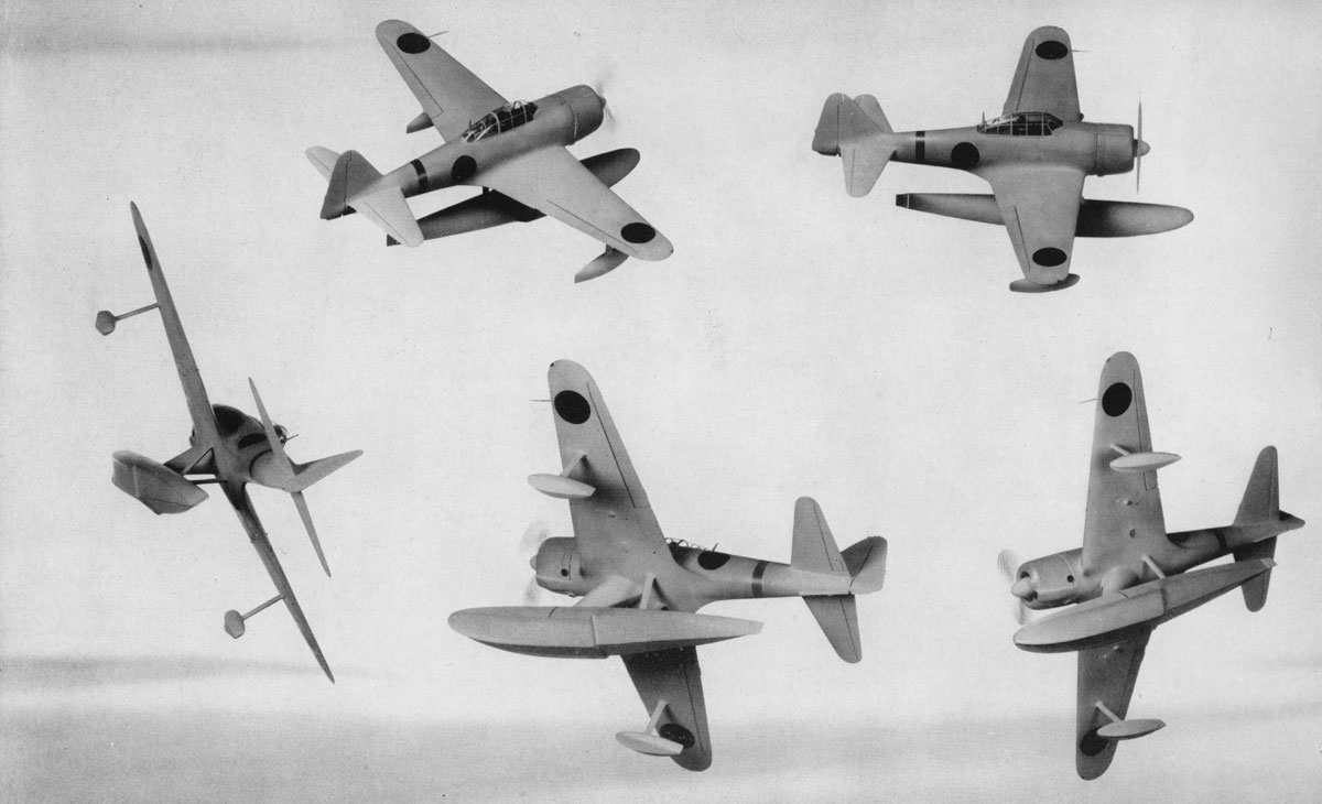 A6M2-N 的识别图片(一)。这幅图出自1943年8月美国海军情报处的「识别与特征科」档案文件汇编图册「ONI 232 S:日本军用飞机」。
