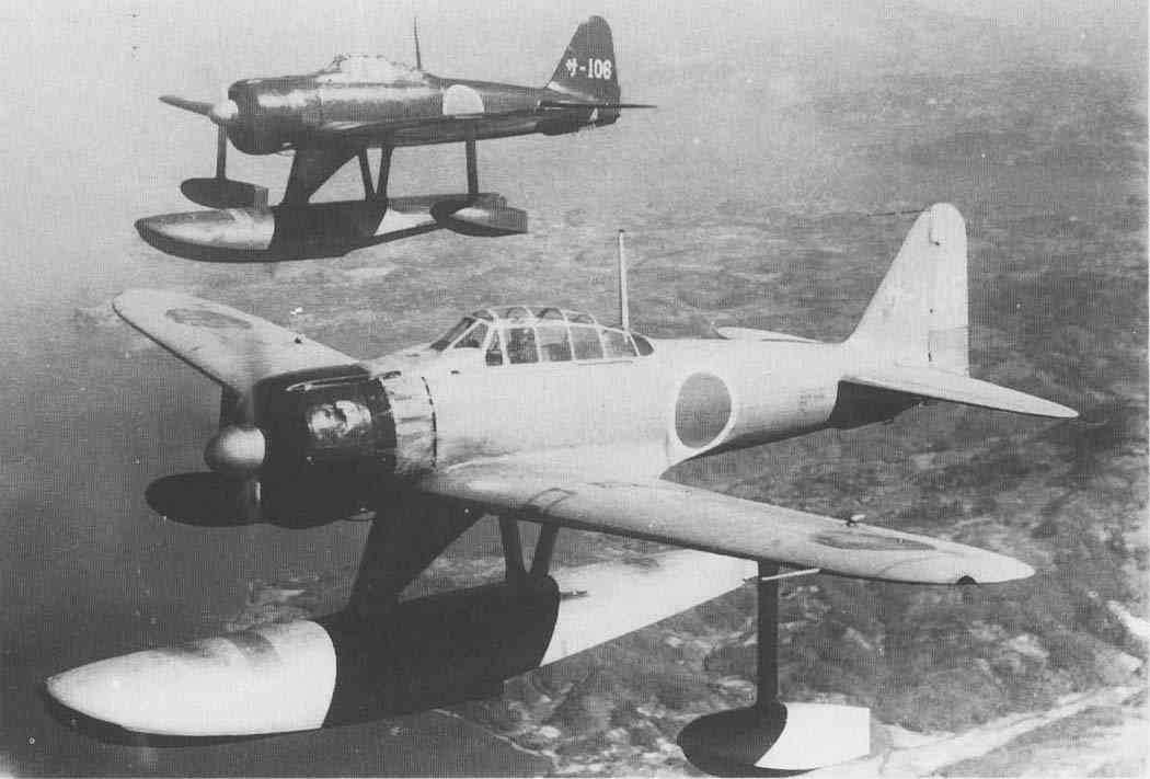 正在飞行的日本海军A6M2-N 水上飞机编队。