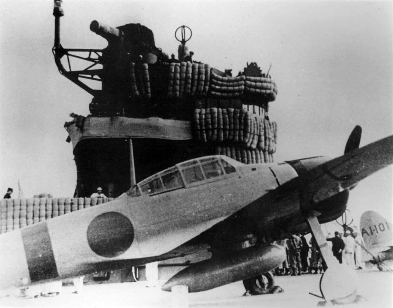 1941年12月7日,夏威夷珍珠港事件期间,停泊在「赤城」号航空母舰上的一架日本帝国海军三菱 A6M 零式战斗机。注:这是一张美国战争部(前国防部)存档的著名照片。(图源:war.gov,VIRIN: 411207-O-D0439-003.JPG)