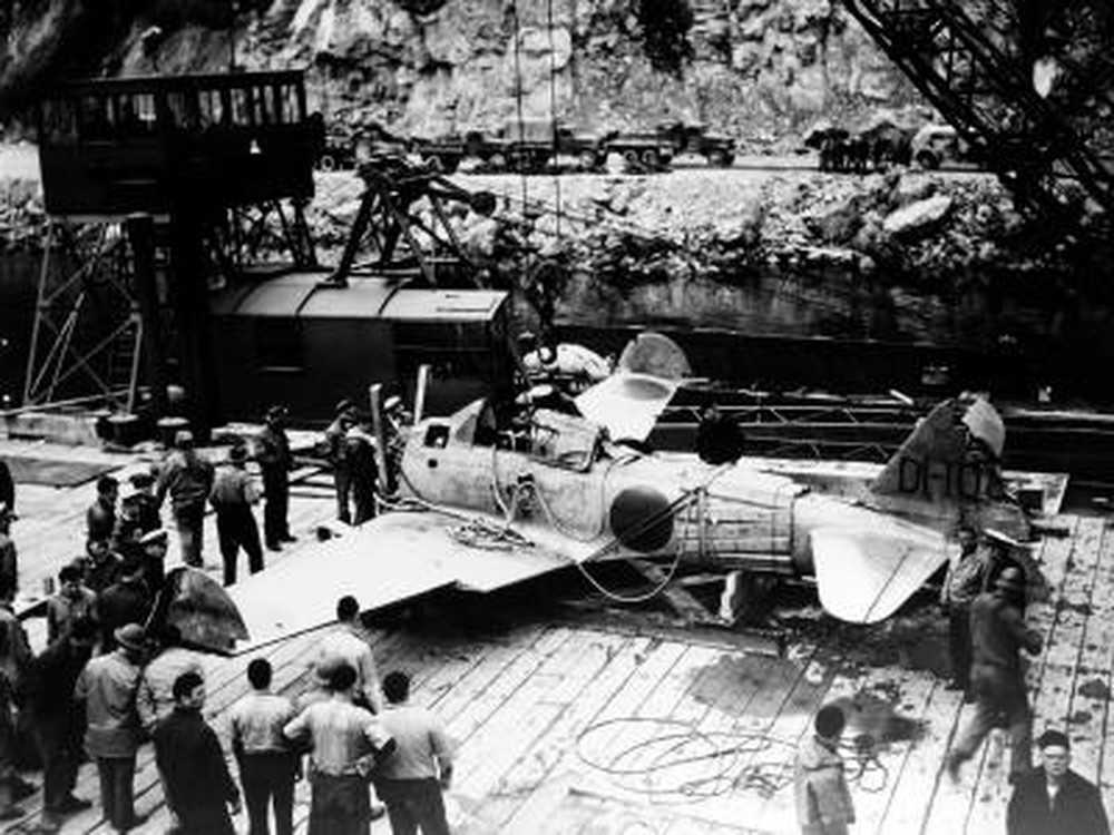 1941年12月,「珍珠港事件」期间,日本飞行员平野武司驾驶的「零战」A6M2(机号AI-154)在夏威夷卡米哈米哈堡附近坠毁,成为美军首次缴获的完整零式残体之一。注:这架飞机后被美军人员修复并进行研究,是一份难得的情报战利品。