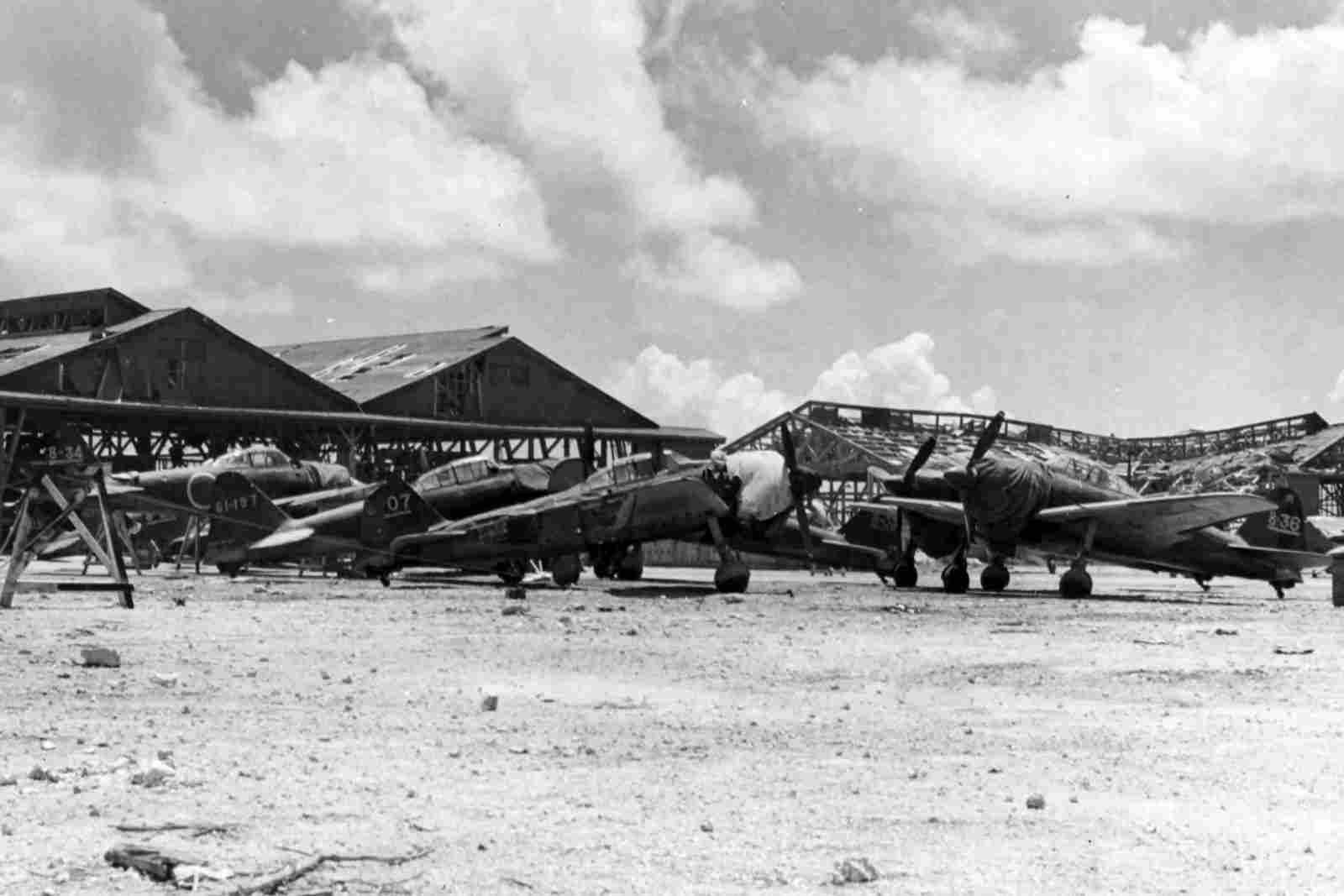 1944年,塞班岛,第261航空队所属的A6M零式战斗机(编号「61-197」、「8-07」、「8-33」及「8-36」)