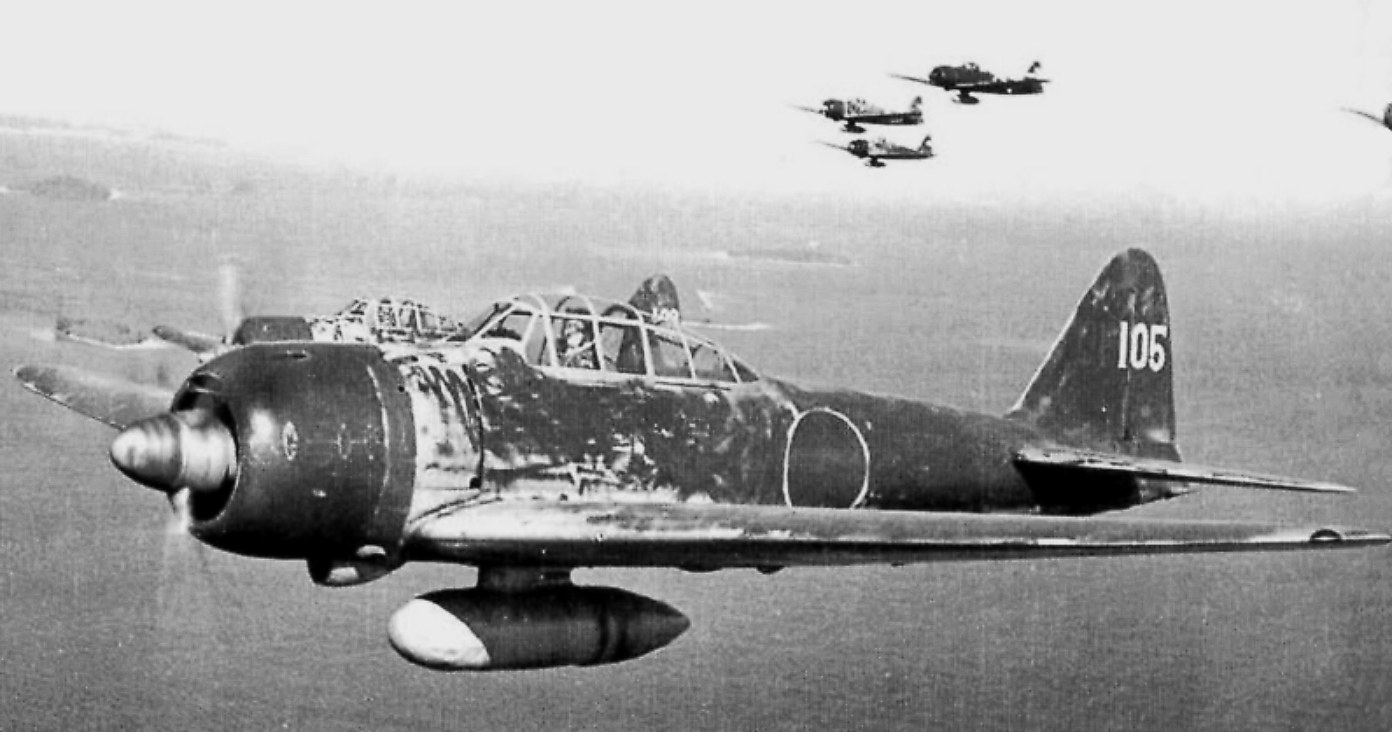 1943年,隶属日本第251海军航空队的「零战」A6M3(二二型)编队飞越所罗门群岛上空,前景特写的这架飞机据传是日海军王牌飞行员西泽广义的「零战」A6M3「UI-105」号座机。