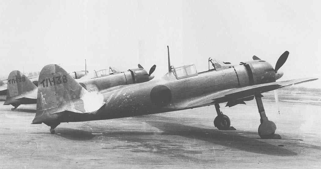 1943年,所罗门群岛,机场上停放的「零战」A6M3(三二型)编队。可见编号包括「IHA-133」和「IHA-138」。