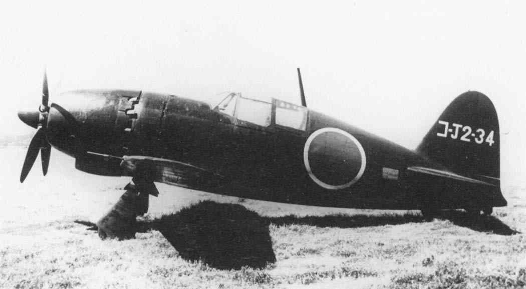 横须贺海军航空技术厂测试部队的雷电二一型(J2M2)原型机。