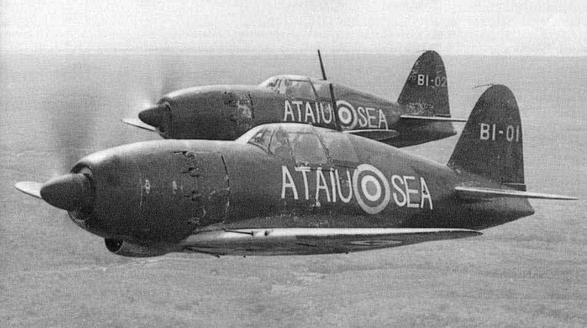 1945年12月,原隶属于日本第381海军航空队的两架雷电(J2M3)战斗机在英属马来亚接受测试与评估。注:这两架重新编号的飞机在实里达机场(Seletar Airfield)英国皇家空军军官的严密监督之下,由原日本海军飞行员进行驾驶操作。