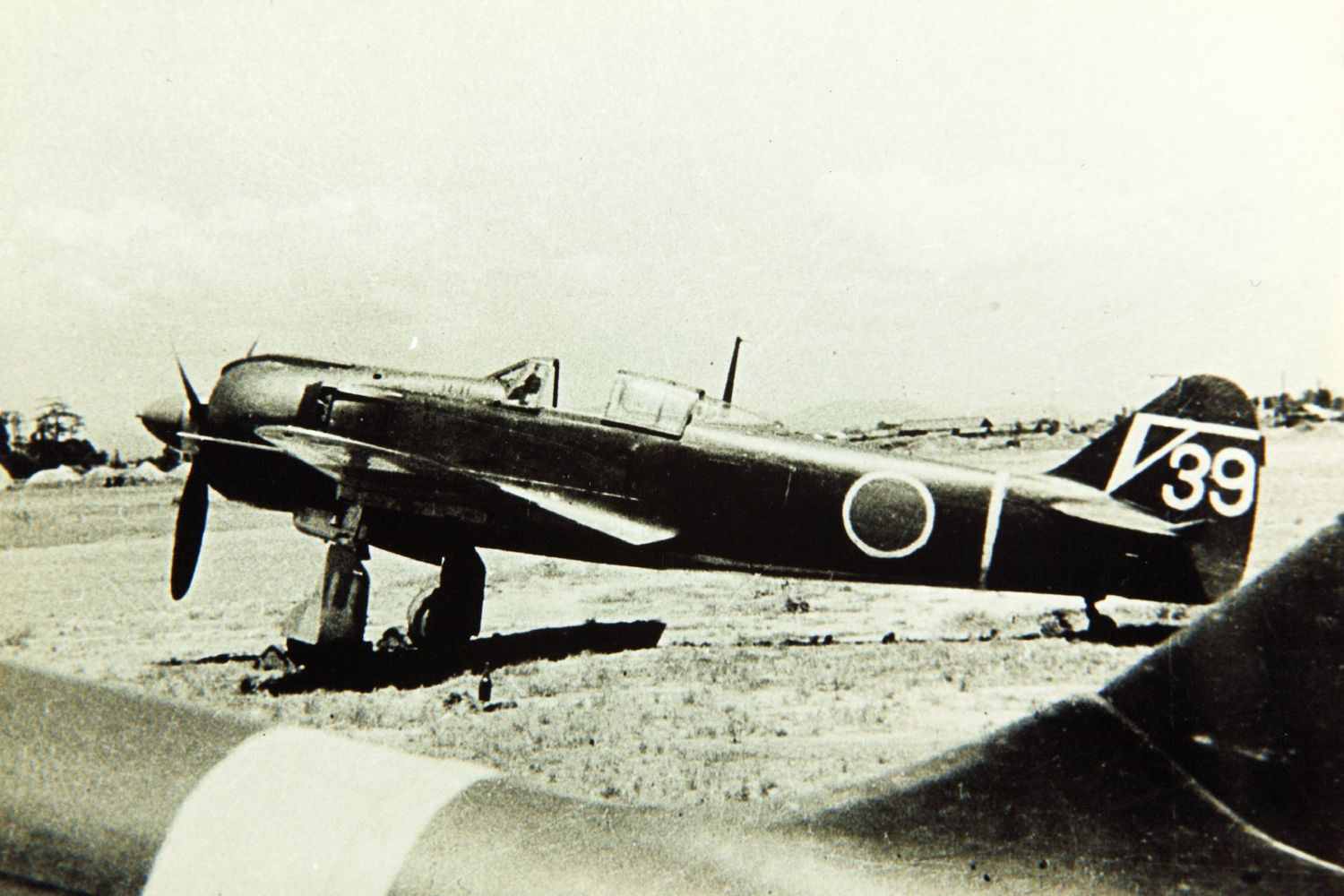 1945年春，第5飞行战队装备的五式战斗机一型甲（Ki-100-Ia），机尾编号「W39」，该战队是从本土基地起飞拦截美军B-29的主力部队之一。