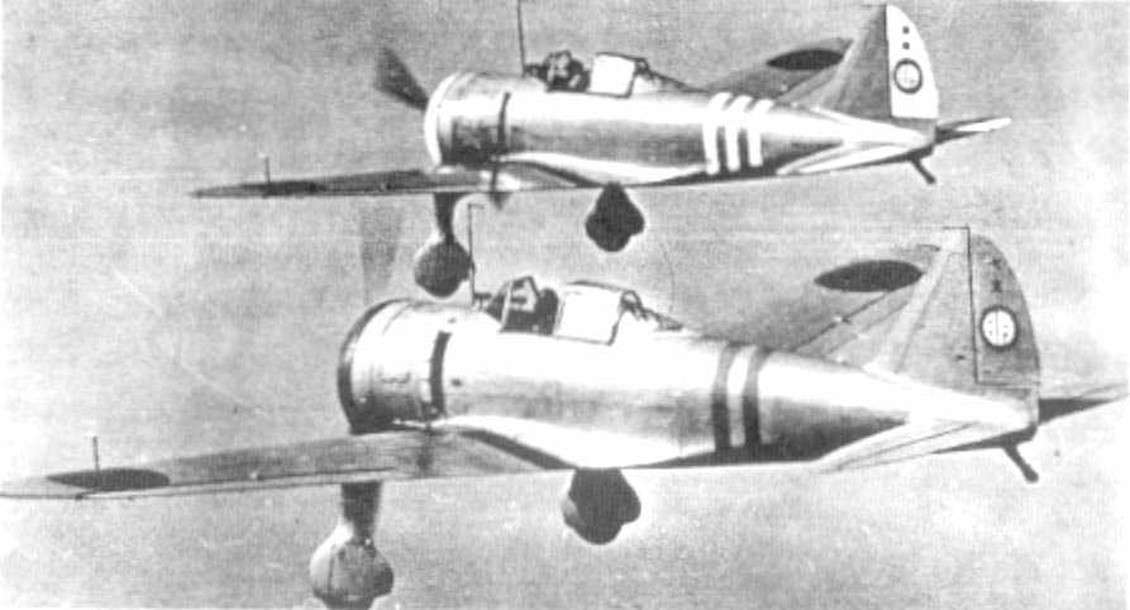 1941至1942年冬季期间，日本明野陆军飞行学校的九七式战斗机双机编队飞行训练。这也是该机在侵华战争及太平洋战争初期日本陆军航空队的常用作战编队形态。