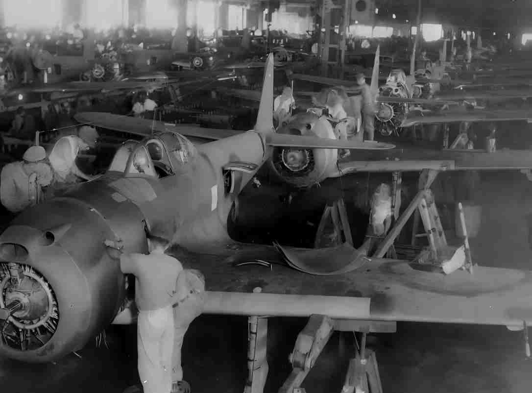1944年，位于太田市的中岛工厂内，中岛一式战斗机（Ki-43 III型）（「隼」，又名「奥斯卡」，英文「Oscar」）的装配生产线实拍。