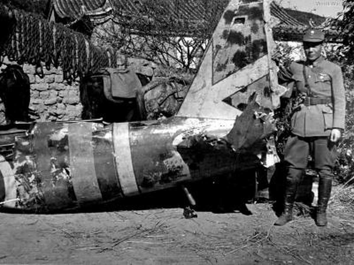 1942年，中国战场，第64飞行战队一架一式战斗机的残骸，垂尾仍可见其战队标识，反映该机在中国战场广泛使用。
