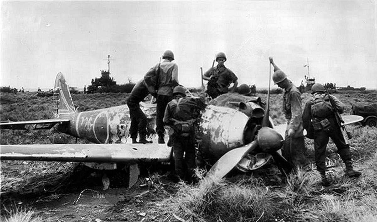 美军士兵正在检查一架迫降在菲律宾纳苏格布机场附近的中岛一式战斗机（Ki-43 III型）。