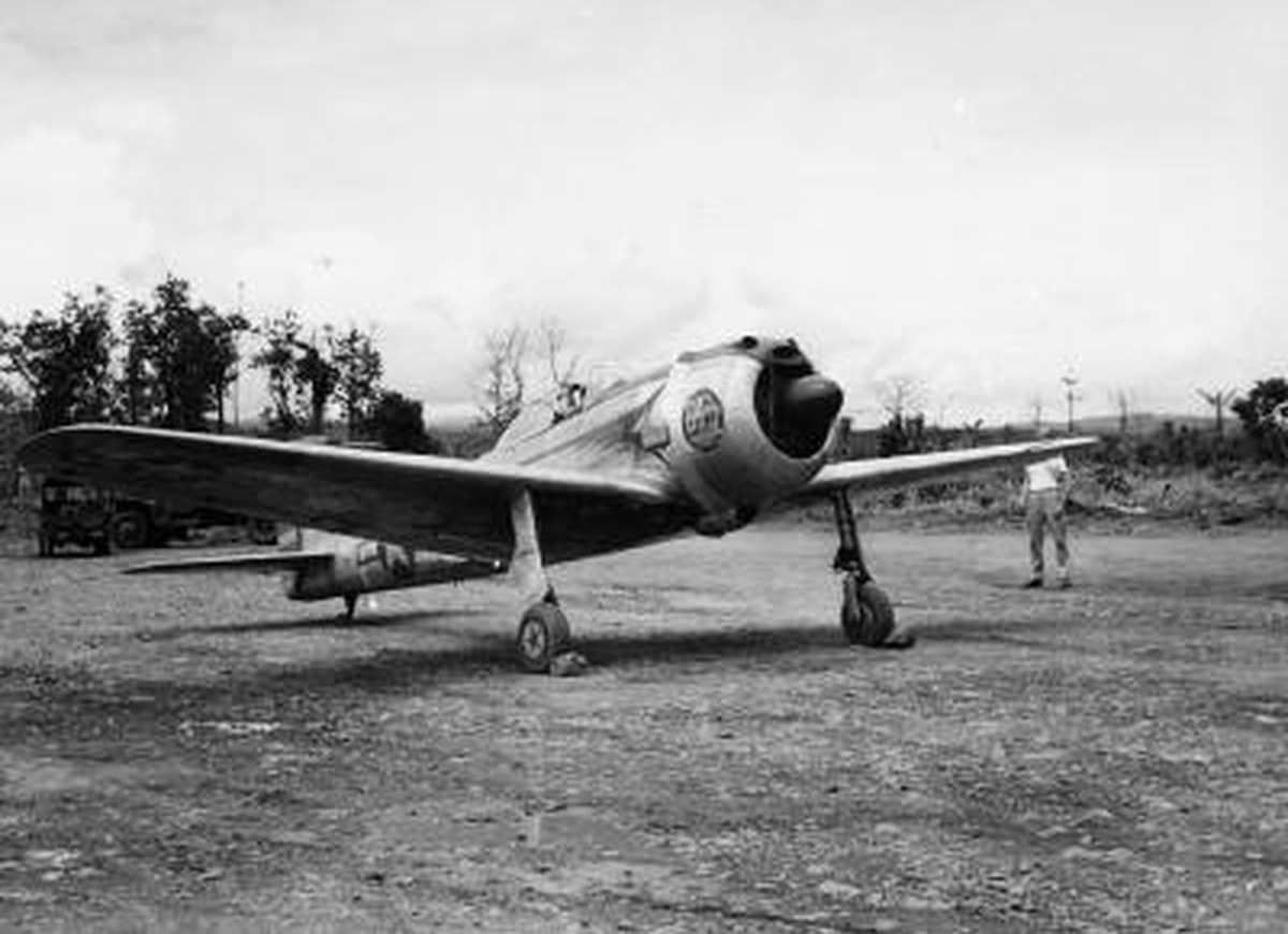 1943年9月15日，新几内亚莱城（Lae）机场被盟军攻占后，一架被遗弃的一式战斗机（Ki-43-I型），它是日军在新几内亚战役中大量损耗的缩影。