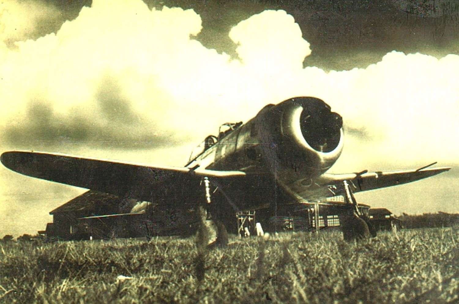 1943年,日本陆军航空队二式单座战斗机「钟馗」(Ki-44)停驻于机场,机身涂装深绿与土黄相间的迷彩,可见其短小厚实的机身轮廓。