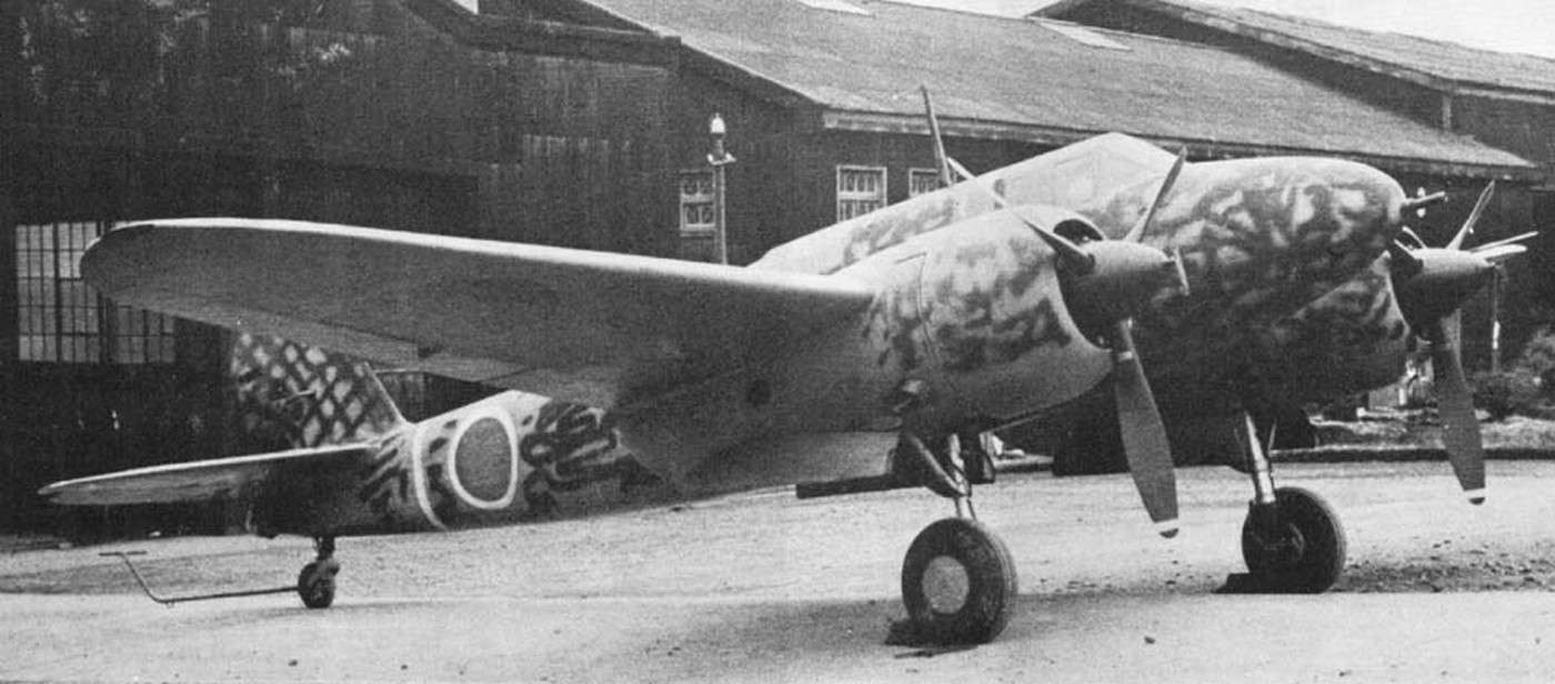 新出厂的二式复座战斗机「屠龙」改丙型(Ki-45 Kai-C)。该型改款属于战地改装版本,主要增强了火力,用37毫米口径的Ho-203自动机炮替换了早期量产型的机枪,并且加装了斜射机炮。