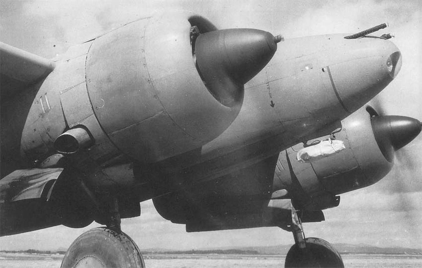 二式复座战斗机「屠龙」(Ki-45)的机头与双发动机特写。