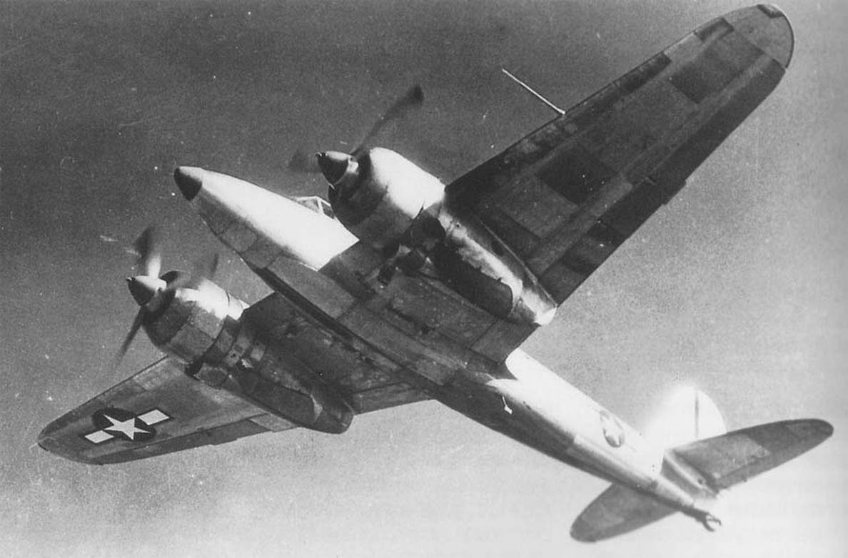 被美军俘获并用作飞行测试评估的二式复座战斗机「屠龙」(Ki-45)。注:这是一款从「屠龙」改丙型(Ki-45 Kai-C)到「屠龙」改丁型(Ki-45 Kai-D)的过渡机型,移除机腹油箱降低了航程,同时加装机炮增强了火力。
