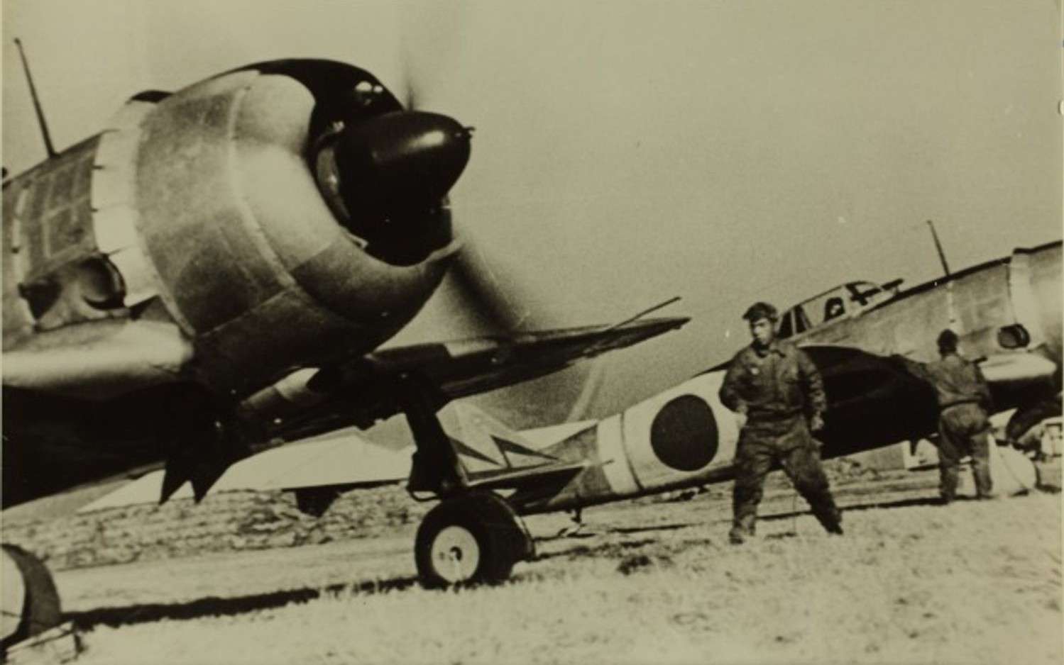停放在日本国内机场机库中的「钟馗」(Ki-44)截击机,战争后期此类机型多用于本土要地防空。