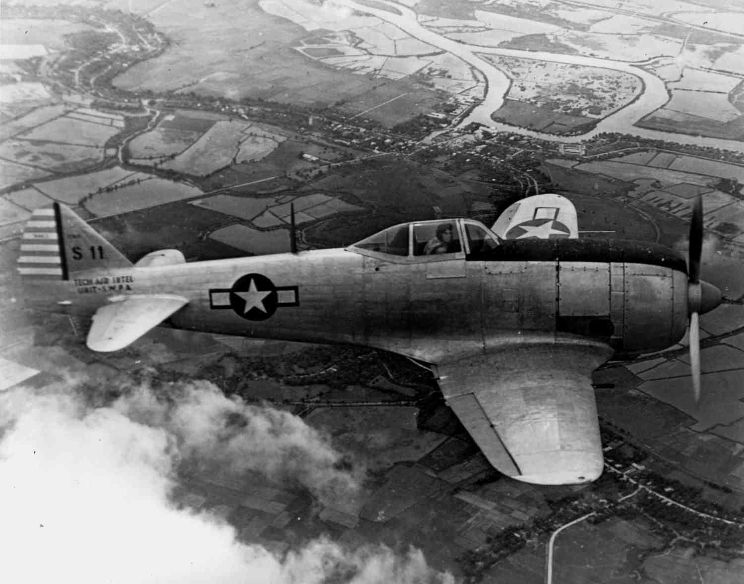 1945年,一架被美军俘获、涂上了美海军航空兵识别标志的二式单座战斗机「钟馗」(Ki-44)在美方进行技术评估期间飞行时的画面,主要展示了该机型的速度与爬升性能。
