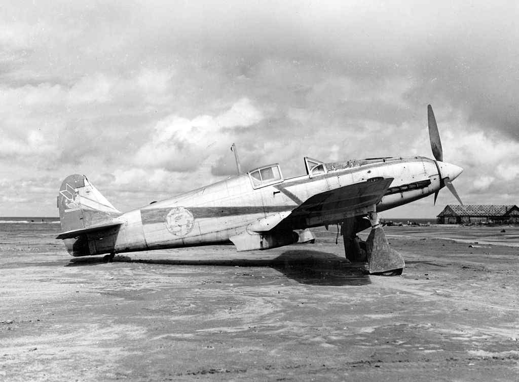 1944-1945年间，在热带岛屿机场被美军缴获的一架三式战斗机（Ki-61-I型），由于其长期暴露于热带气候，导致漆面严重劣化，本照片属于战利品记录照。
