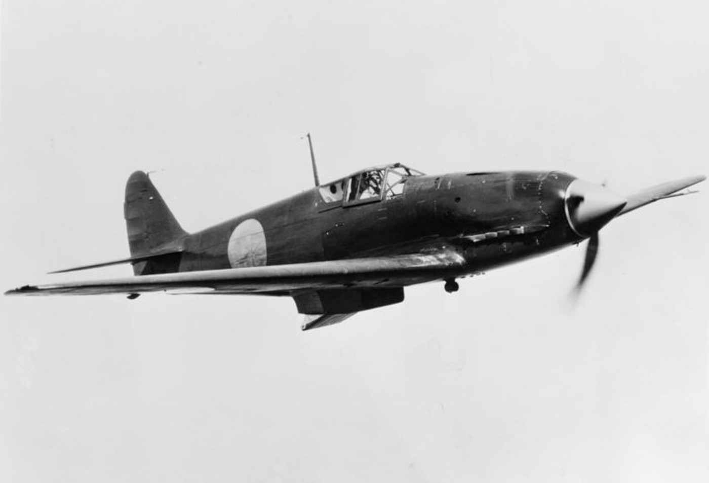 1945年6月，一架被美军缴获的三式战斗机（Ki-61型）在马里兰州帕图克森特河海军航空站进行测试飞行，座舱盖已拆除以便安装测试仪器。