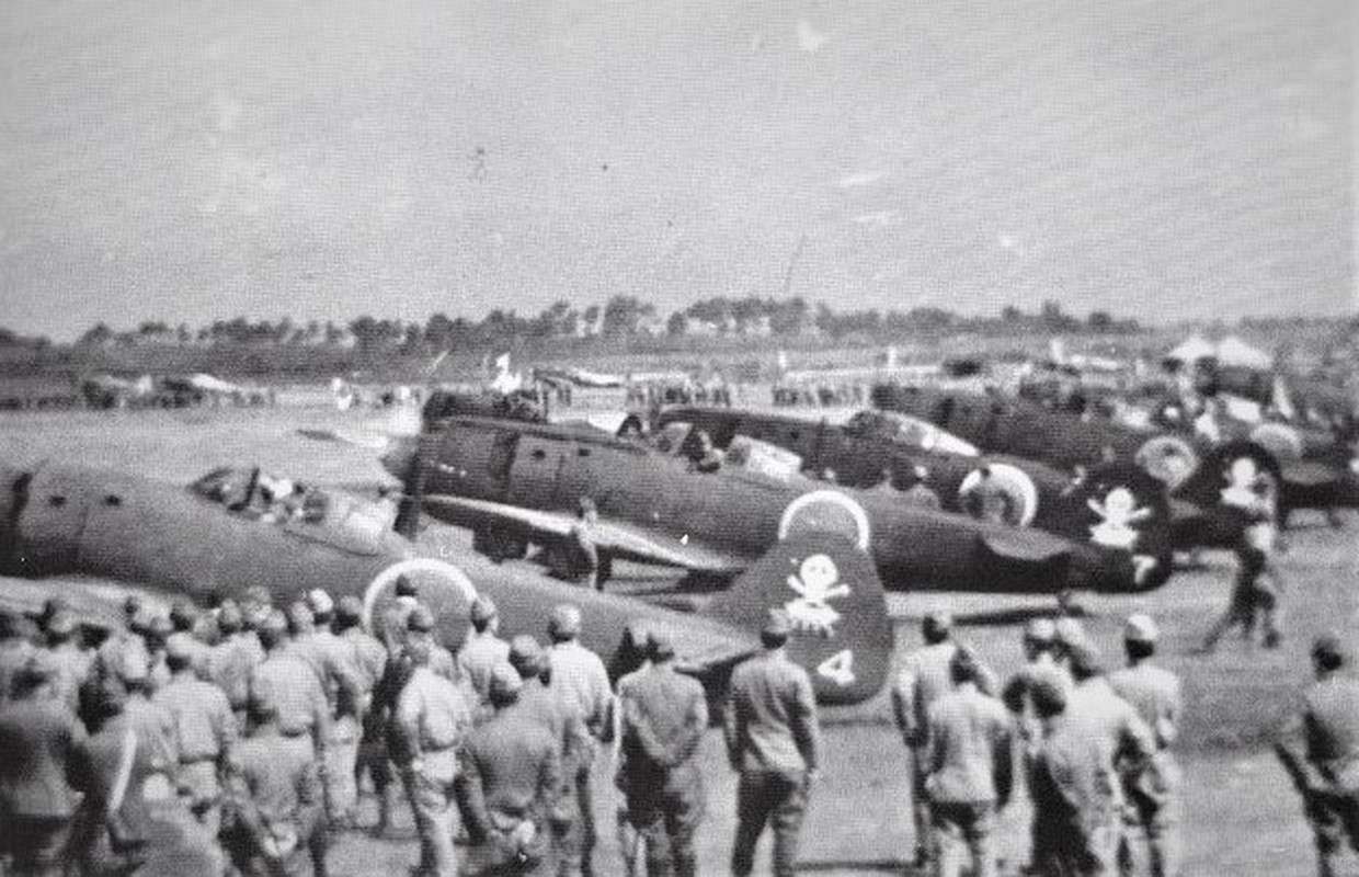 1945年，都城东机场，准备起飞的日军第58战队（骷髅战队）的四式战斗机「疾风」编队。其特征是尾翼上绘有「釜煮骷髅」标志；第4航空军司令官富永恭次中将的长子富永靖少尉也隶属于该队。