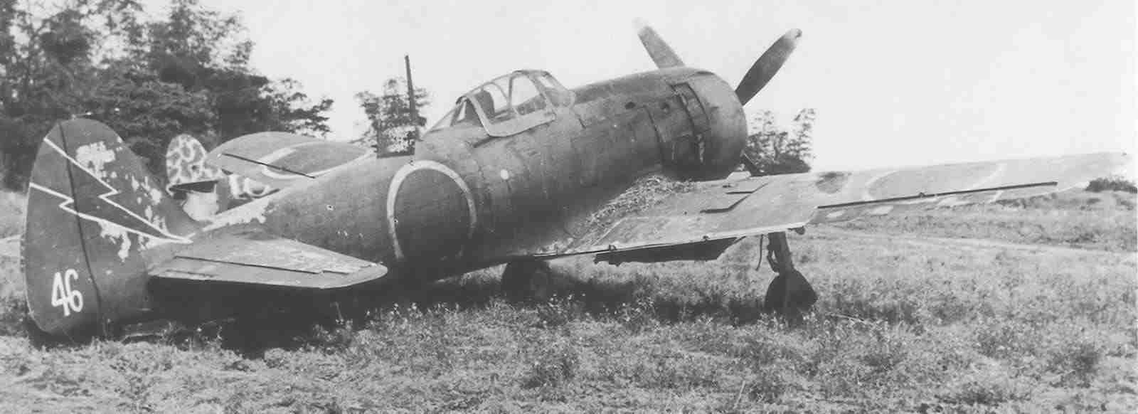 被遗留在菲律宾克拉克空军基地的「白色46号」四式战斗机。这架战机隶属于日本陆军飞行第11战队第2中队，此战队曾活跃在中缅印战区，后驻扎转移至中国台湾与菲律宾吕宋岛进行防空作战，在「莱特湾战役」战役期间负责保卫机场要地，与美军的P-38及P-47战斗机多次交火，互有胜负损失，至1945年3月，除少量人员回到日本之外，整支战队已损失殆尽。