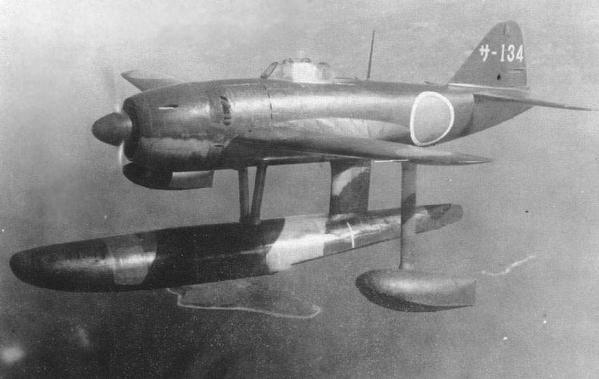 二战期间，由日本海军拍摄的川西N1K1「强风」水上战斗机。紫电（N1K1-J）便是由这款机型发展而来。