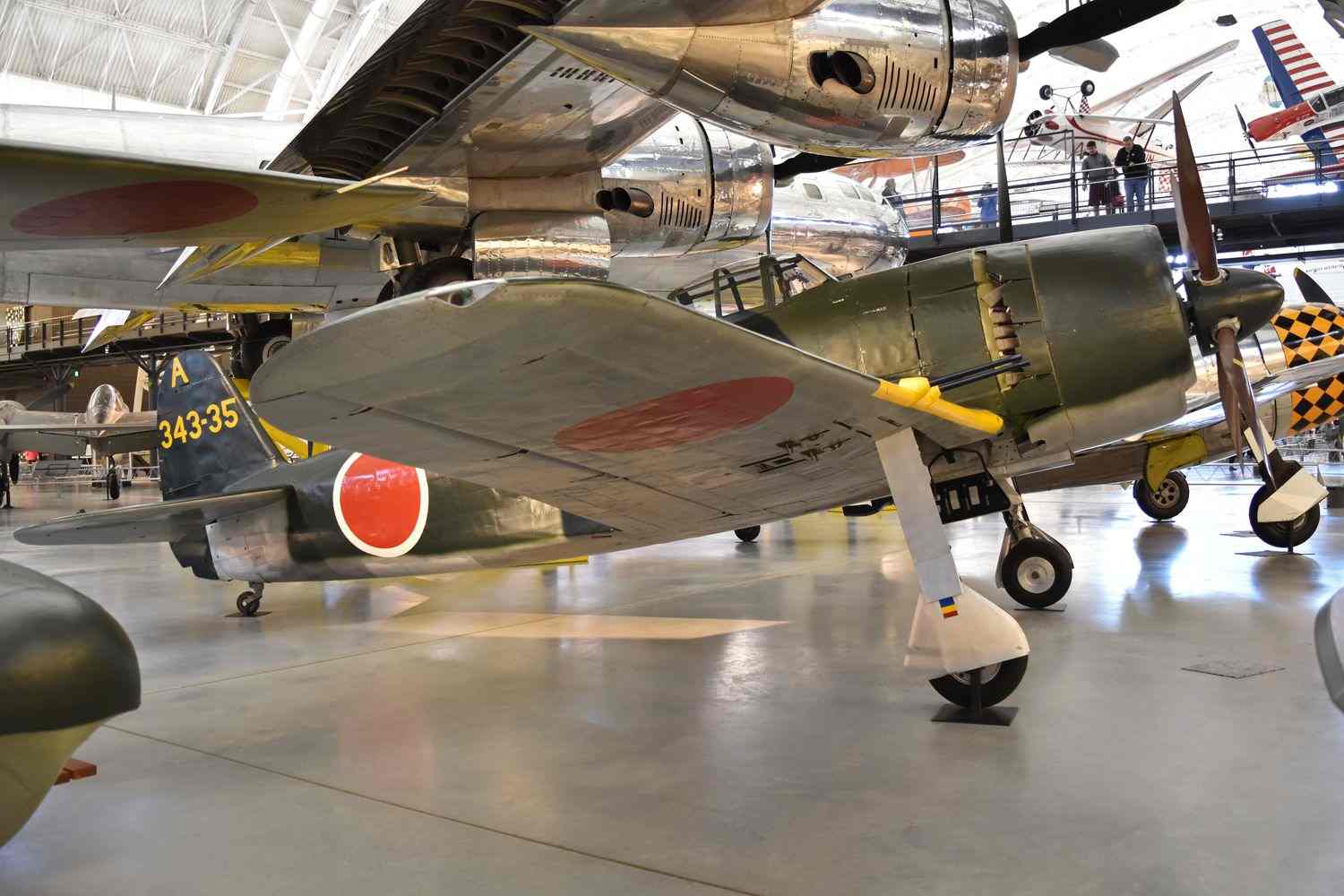 美国史密森尼国家航空航天博物馆保存的紫电改甲（N1K2-Ja，机号「343-35」）侧面影像，该机为战后美方缴获运回的日本战机之一，现用于展示太平洋战争末期日军的航空技术。