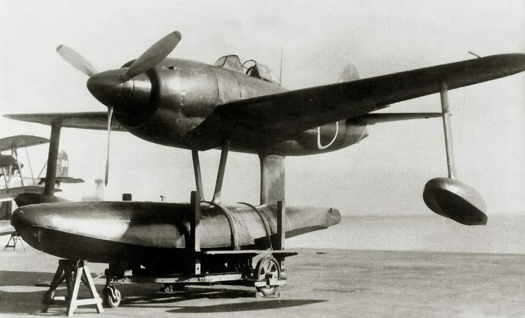 N1K1「强风」水上战斗机的地面静态照片。