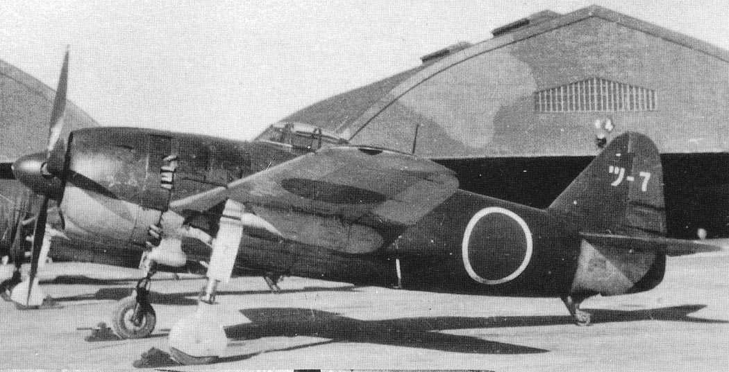 垂尾编号「ツ-7」（Tsu-7）、隶属筑波海军航空队（另有一说是大津海军航空队）的紫电（N1K1-J）战斗机，其机身与机翼的密合中单翼构型清晰可见。