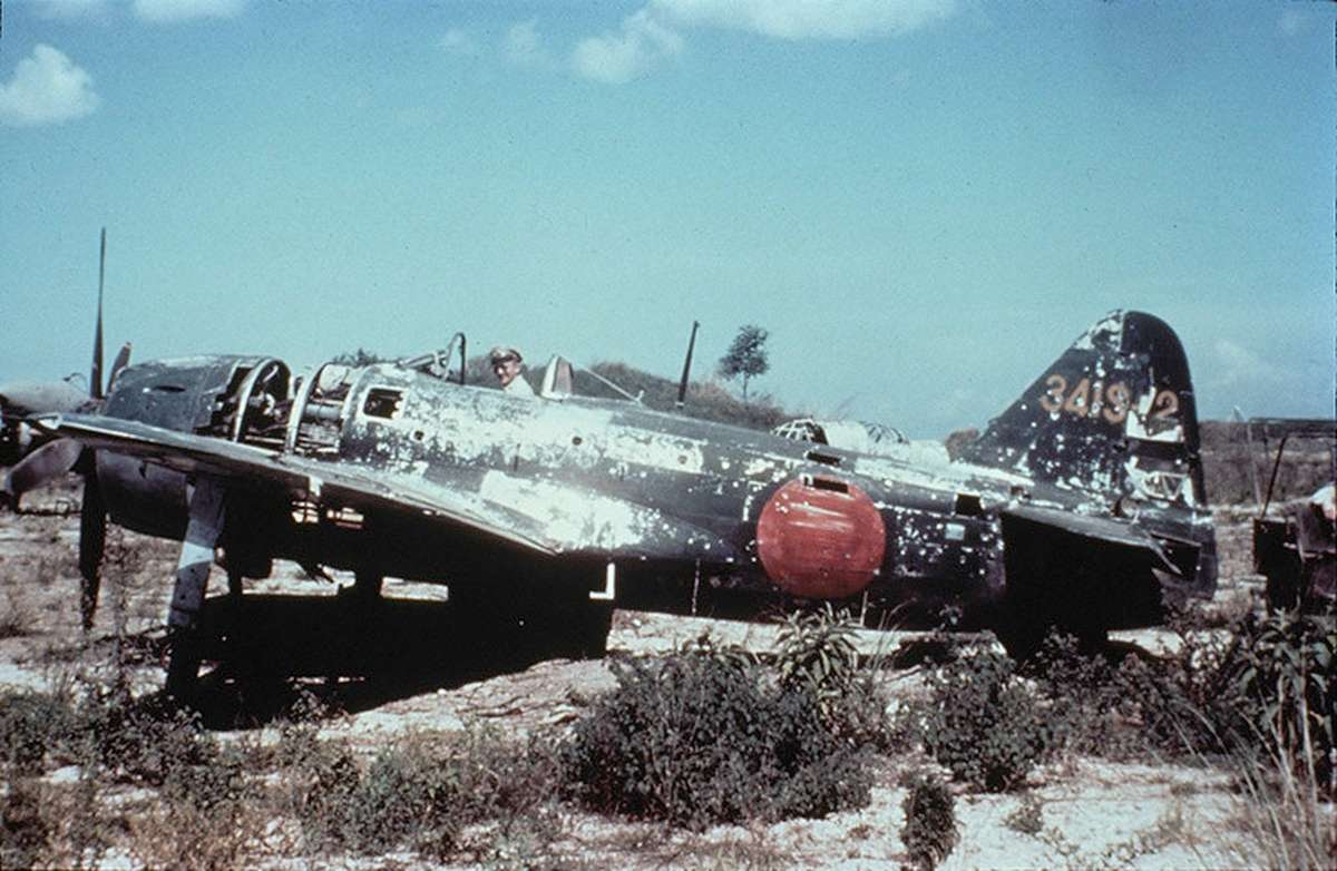 1945年，菲律宾尼科尔斯机场，一架隶属第341海军航空队、受损后被遗弃的紫电（N1K1-J）战斗机。