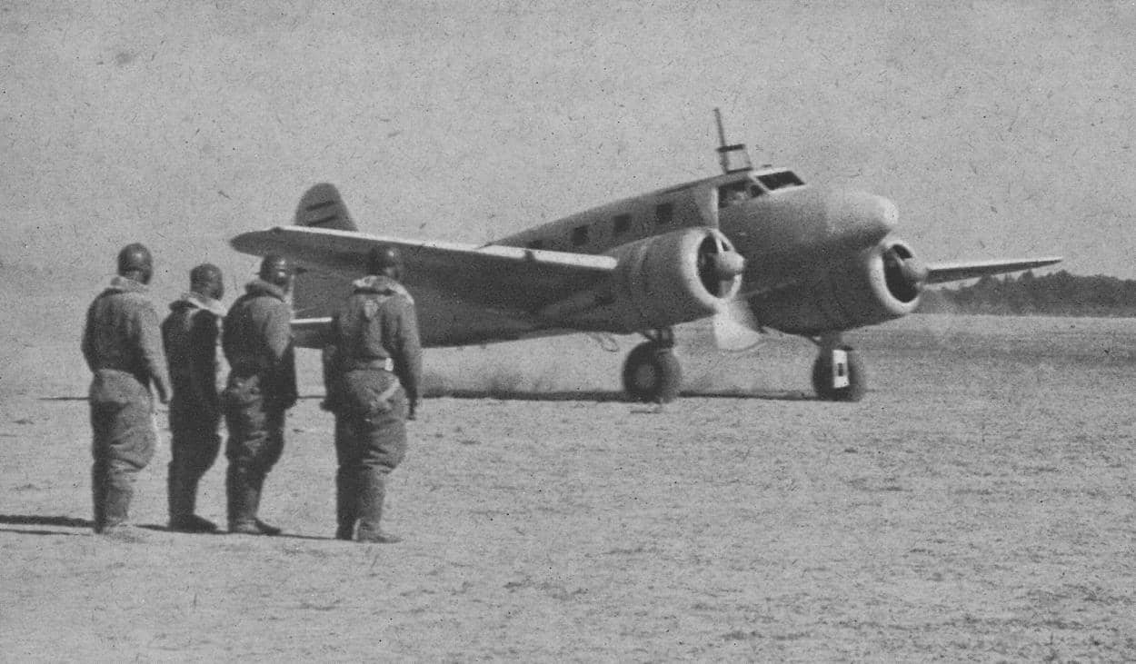 隶属于日本陆军航空通信学校的一式双发高等教练机(Ki-54)。