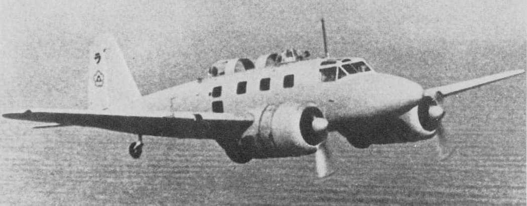 正在进行飞行训练的一式双发高教乙型(Ki-54b)。