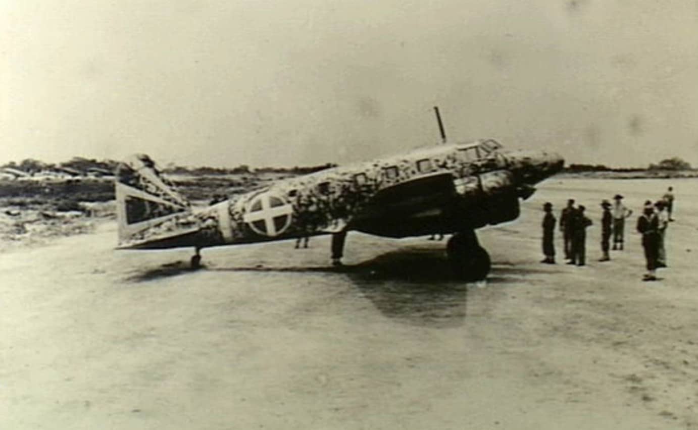 1945年日本投降后,在婆罗洲被澳军缴获的一式双发高教丙型(Ki-54c),机身涂有投降识别「大十字」,北婆罗洲日军指挥官就是在这架Ki-54丙型上签订降书、向澳军投降的。