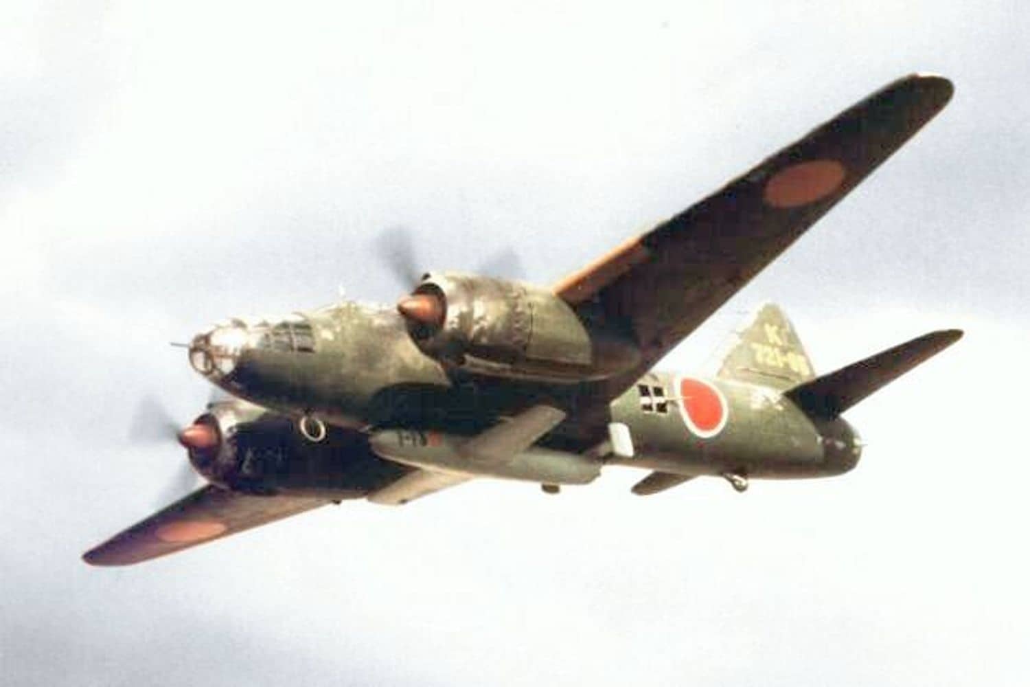 1945年,一架由一式陆攻改型挂载、隶属于第721航空队的樱花11型特攻机(MXY-7),正随母机飞向投放区。